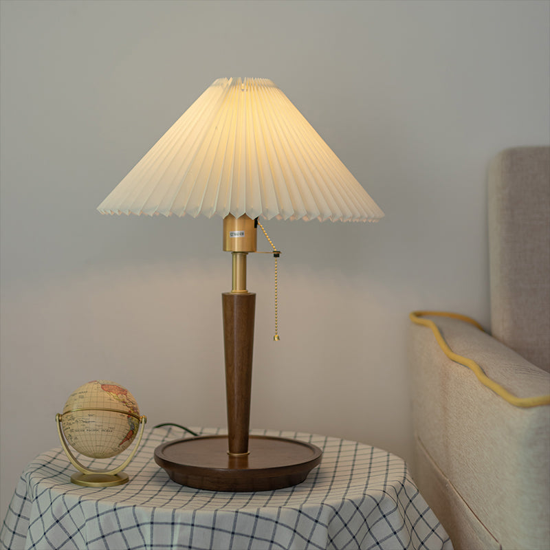 Lampada da comodino in tessuto plissettato a cono Lampada da tavolo da soggiorno minimalista a 1 luce con catenella in bianco