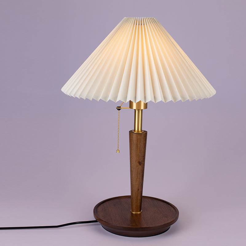 Lampada da comodino in tessuto plissettato a cono Lampada da tavolo da soggiorno minimalista a 1 luce con catenella in bianco