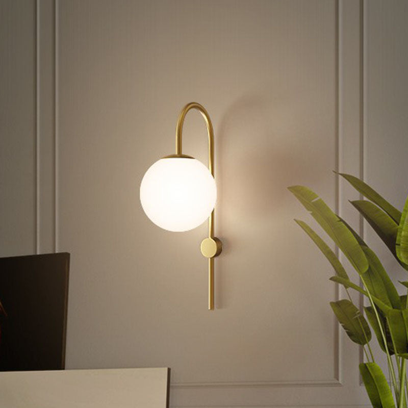 Creme Glass Globe Wandlampe Postmoderne 1-Bulb-Wandbeleuchtung mit Schwanenhalsarm in Gold