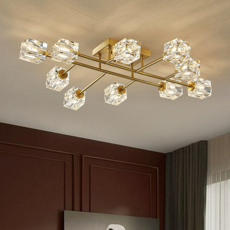 Lámpara de techo semiempotrada con acabado dorado posmoderno con forma de cubo de cristal cerca del techo