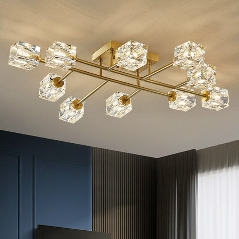 Lámpara de techo semiempotrada con acabado dorado posmoderno con forma de cubo de cristal cerca del techo