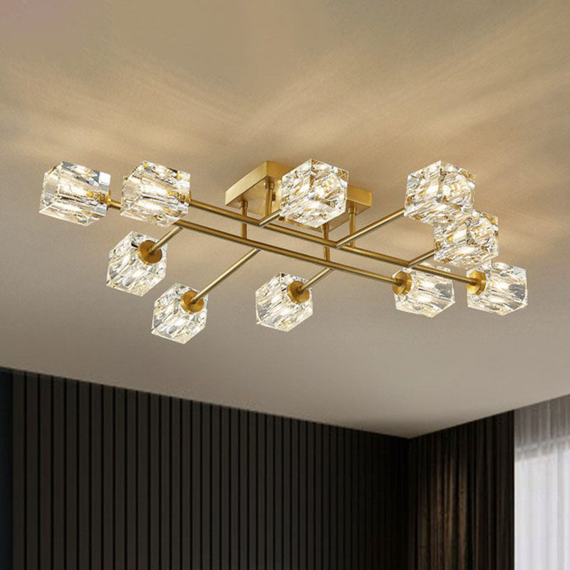 Lámpara de techo semiempotrada con acabado dorado posmoderno con forma de cubo de cristal cerca del techo