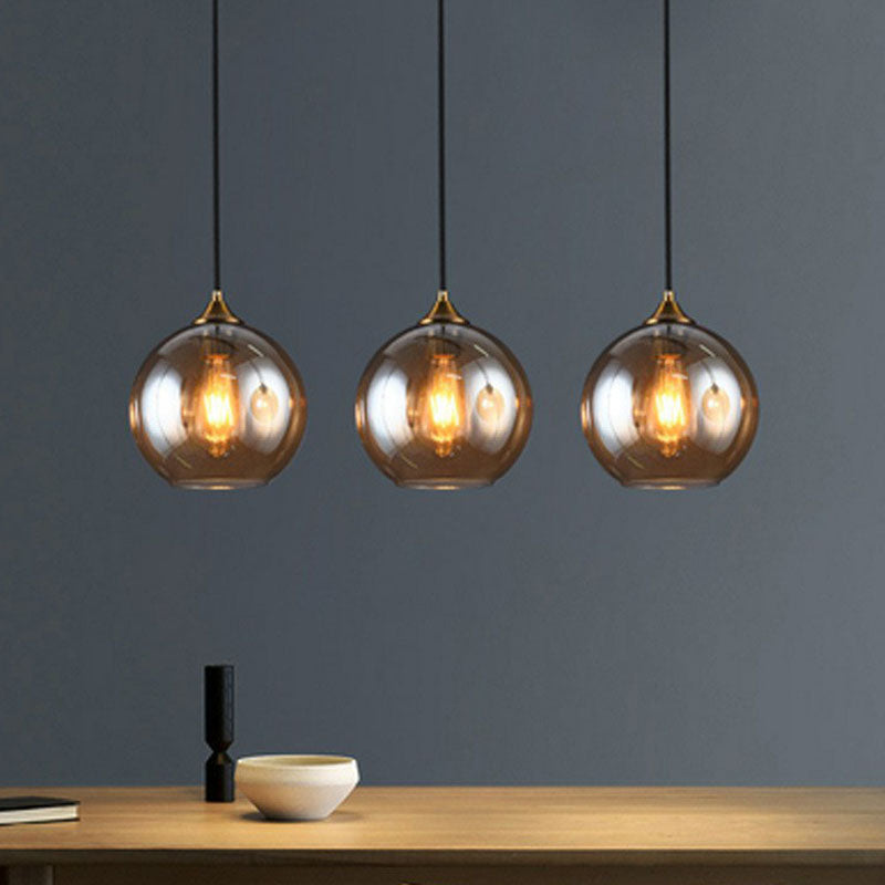 Postmoderne 3-Licht-Anhänger Antiquled Messing Globe Multiple Hanging Lamp mit Glasschatten