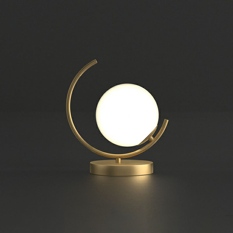 Lampada da comodino Gold C Simplicity Lampada da tavolo in metallo a 1 testa con paralume sferico in vetro opale