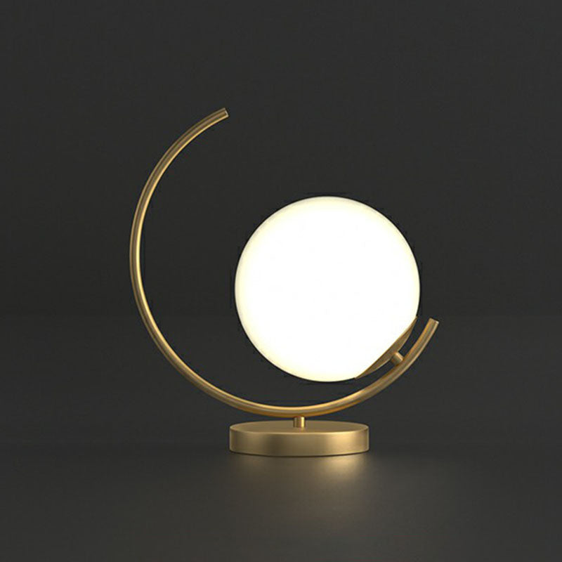 Lampada da comodino Gold C Simplicity Lampada da tavolo in metallo a 1 testa con paralume sferico in vetro opale