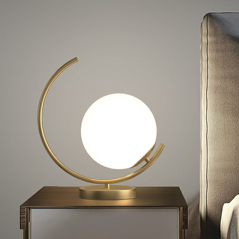 Lampada da comodino Gold C Simplicity Lampada da tavolo in metallo a 1 testa con paralume sferico in vetro opale
