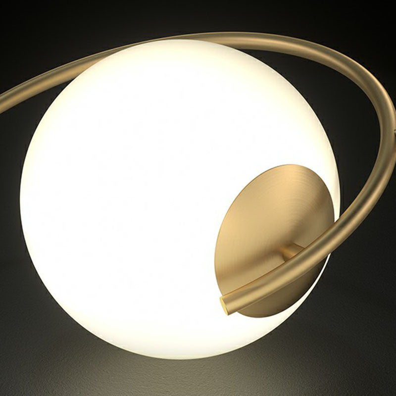 Lampada da comodino Gold C Simplicity Lampada da tavolo in metallo a 1 testa con paralume sferico in vetro opale