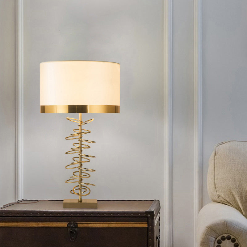 Lampe de table de tambour de style classique 1 Lumière de table de chevet de tissu de tête avec anneau métallique en laiton