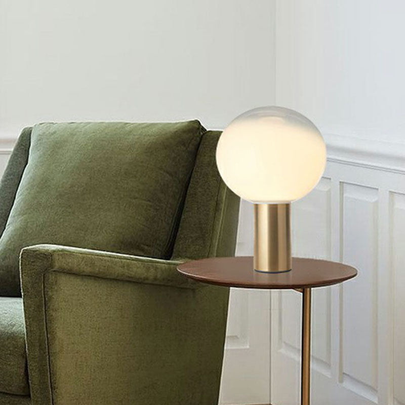 Vervagende witte glazen bal tafellamp eenvoudige creatieve 1-licht gouden afwerking nachtkastje licht licht