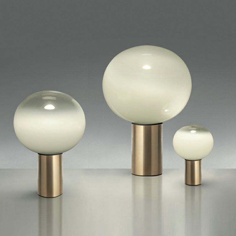 Vervagende witte glazen bal tafellamp eenvoudige creatieve 1-licht gouden afwerking nachtkastje licht licht