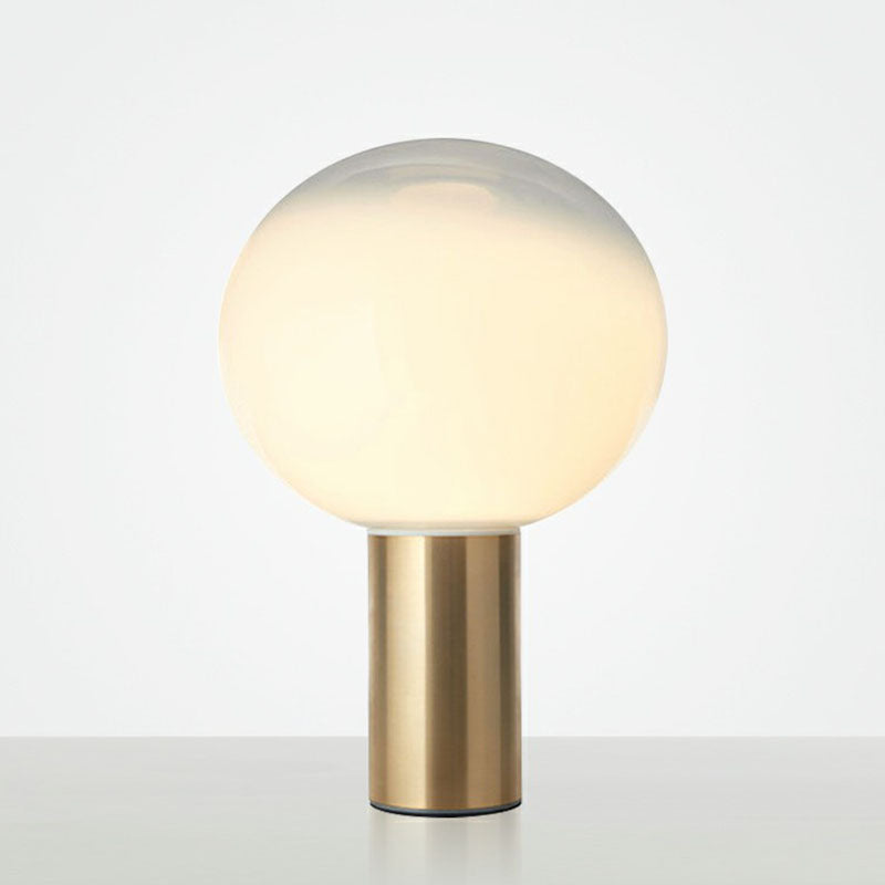 Vervagende witte glazen bal tafellamp eenvoudige creatieve 1-licht gouden afwerking nachtkastje licht licht