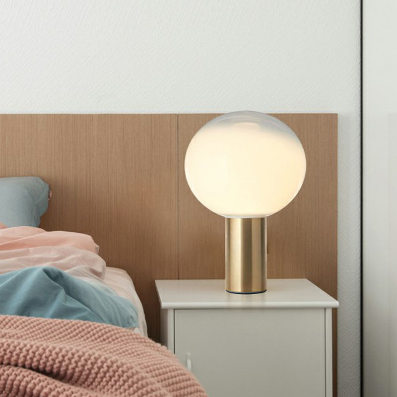 Vervagende witte glazen bal tafellamp eenvoudige creatieve 1-licht gouden afwerking nachtkastje licht licht