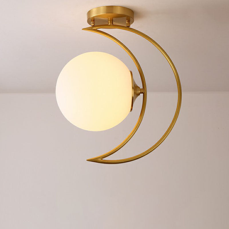 Gold Finish Crescent Flush Light Nordic 1 Kopf weißer Ball Glass Halbflush Deckenleuchte