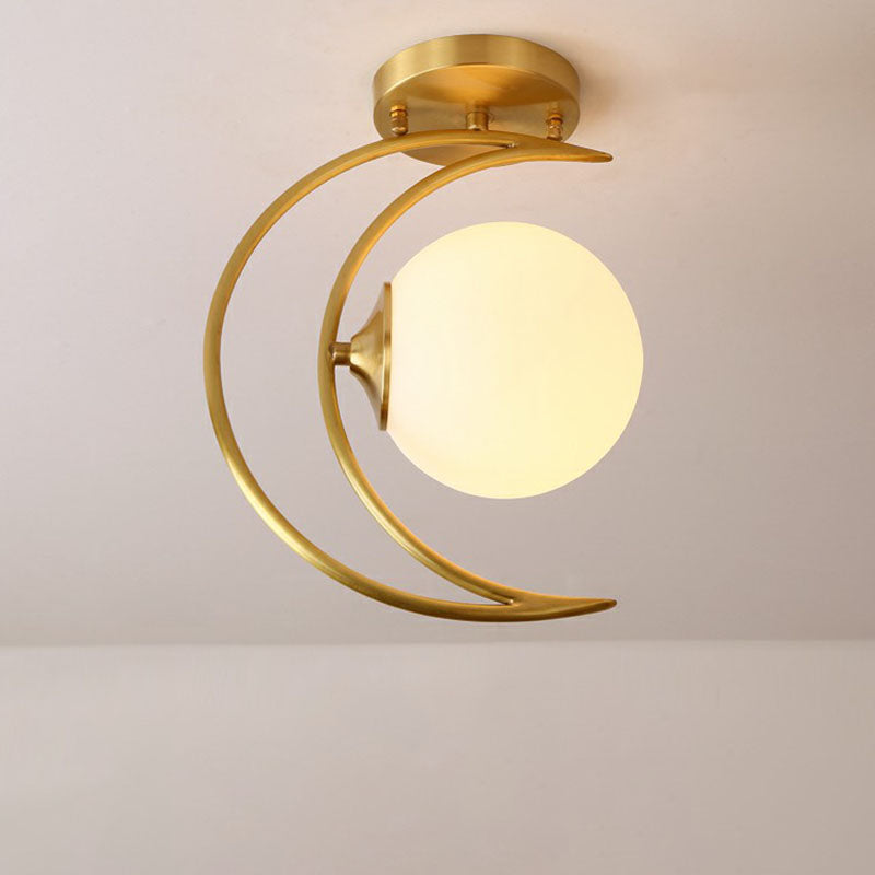 Gold Finish Crescent Flush Light Nordic 1 Kopf weißer Ball Glass Halbflush Deckenleuchte