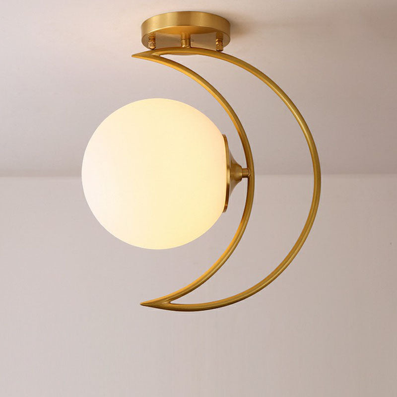 Gold Finish Crescent Flush Light Nordic 1 Kopf weißer Ball Glass Halbflush Deckenleuchte
