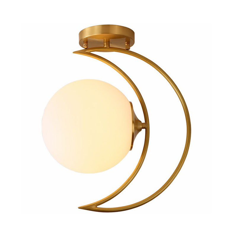 Gold Finish Crescent Flush Light Nordic 1 Kopf weißer Ball Glass Halbflush Deckenleuchte