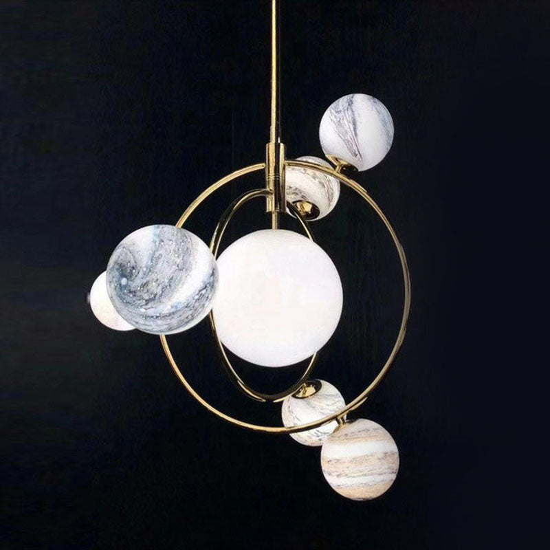 Postmodern Creative Chandelier Gold Orbital Planet Pendant Light con tonalità di vetro colorato