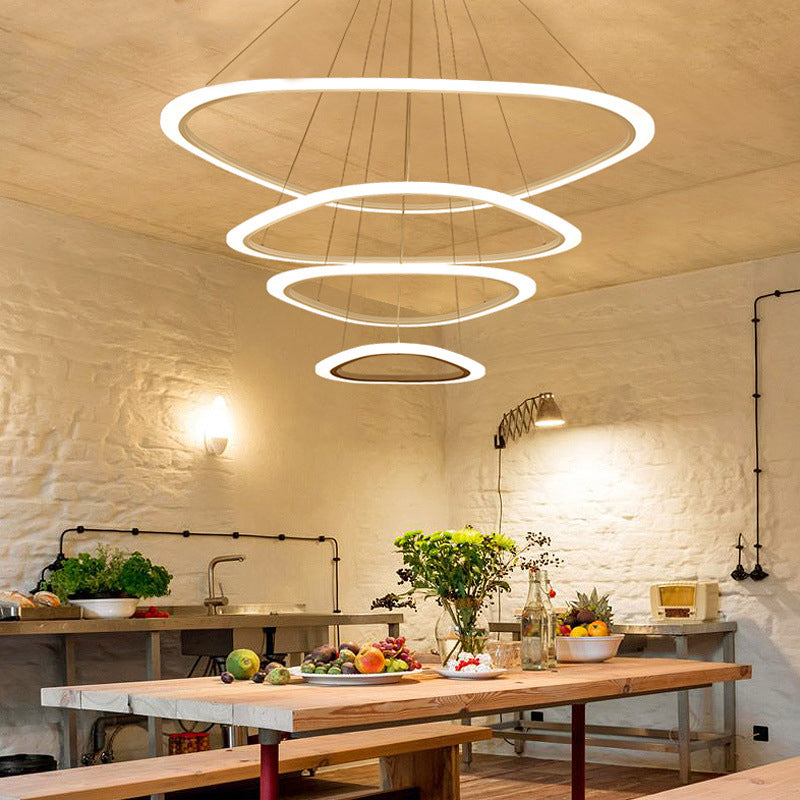 Dreiecksschleife geformte Kronleuchter Art Deco Acryl weiße Suspension Licht für das Restaurant