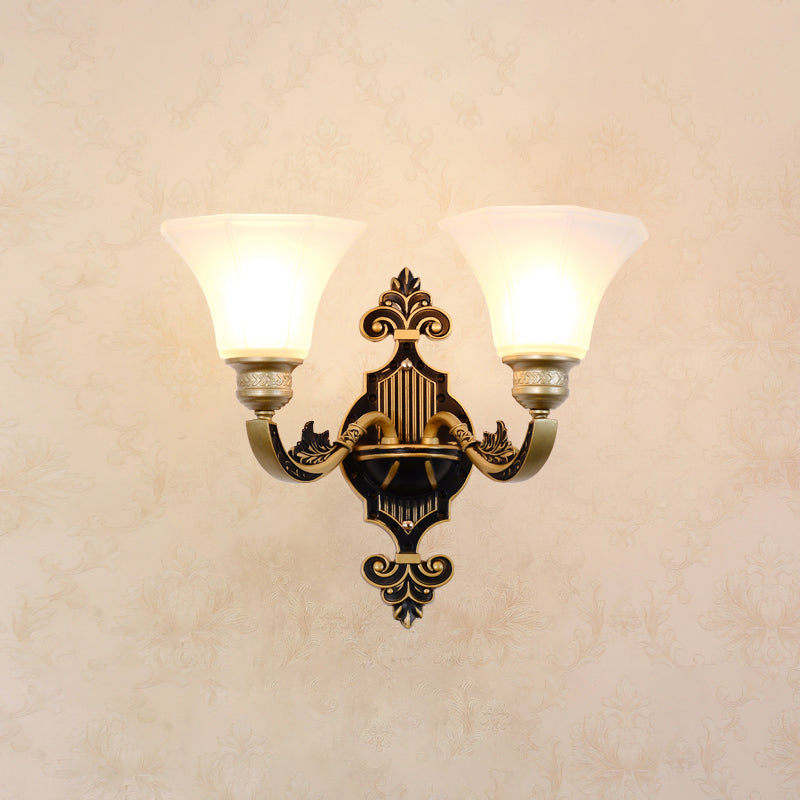 Wandverlichting SCONCE klassiek gesneden arm metalen wandmontage licht met witte glazen schaduw