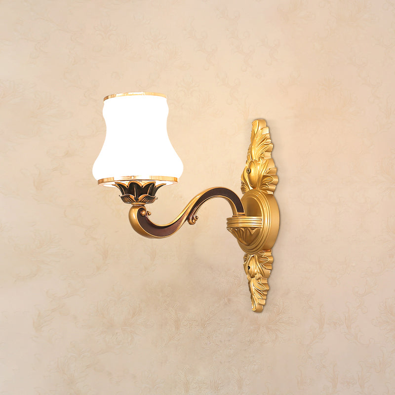 Wandverlichting SCONCE klassiek gesneden arm metalen wandmontage licht met witte glazen schaduw