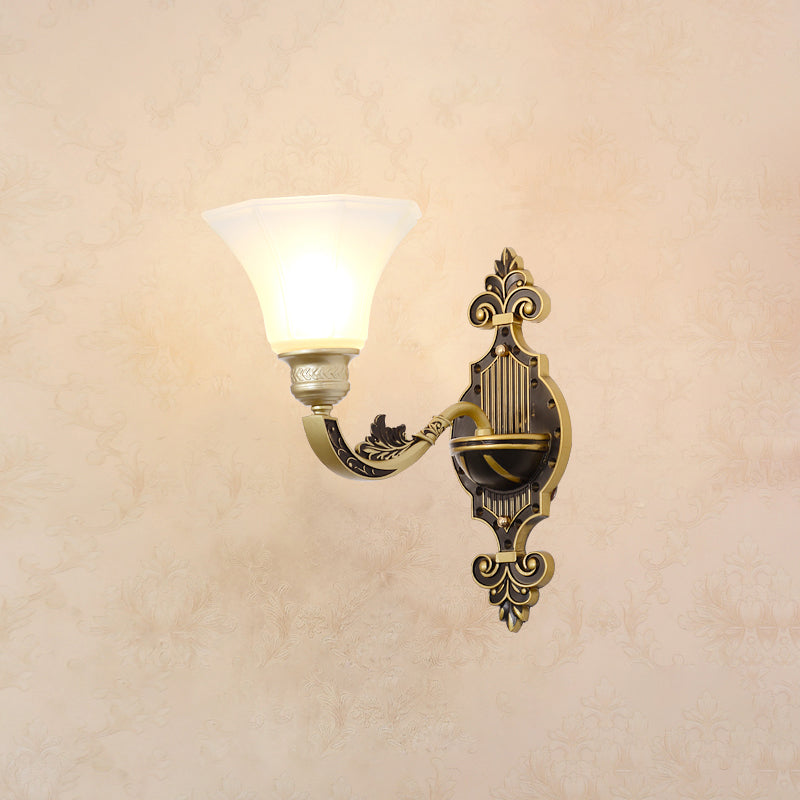 Wandverlichting SCONCE klassiek gesneden arm metalen wandmontage licht met witte glazen schaduw