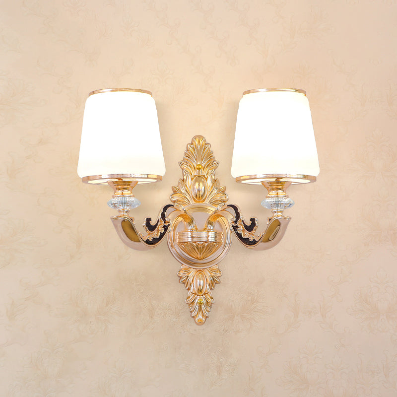 Wandverlichting SCONCE klassiek gesneden arm metalen wandmontage licht met witte glazen schaduw