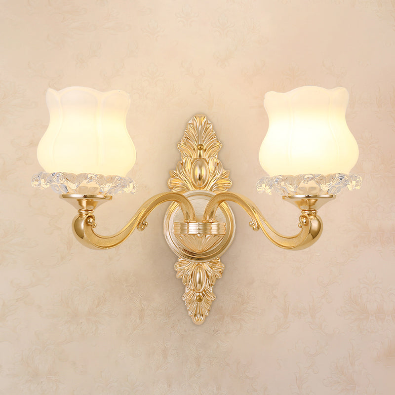 Wandverlichting SCONCE klassiek gesneden arm metalen wandmontage licht met witte glazen schaduw