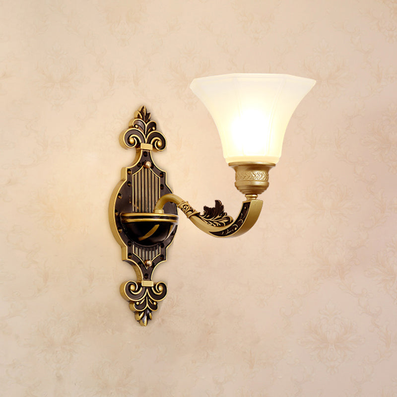 Luz de pared de la pared del brazo tallado de oro Luz de la pared del dormitorio de metal tradicional con pantalla de lámpara blanca