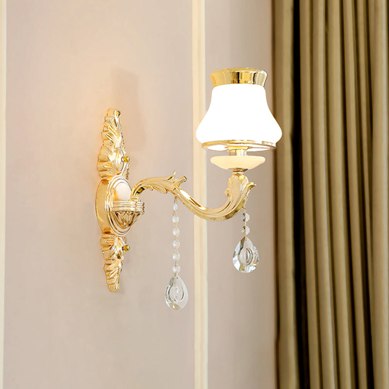Luz de pared de la pared del brazo tallado de oro Luz de la pared del dormitorio de metal tradicional con pantalla de lámpara blanca