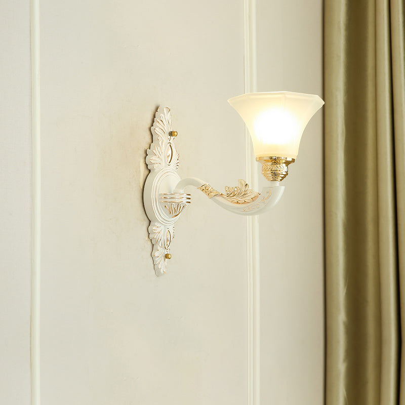 Luz de pared de la pared del brazo tallado de oro Luz de la pared del dormitorio de metal tradicional con pantalla de lámpara blanca