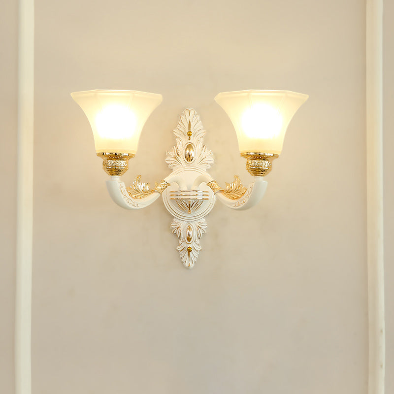 Luz de pared de la pared del brazo tallado de oro Luz de la pared del dormitorio de metal tradicional con pantalla de lámpara blanca