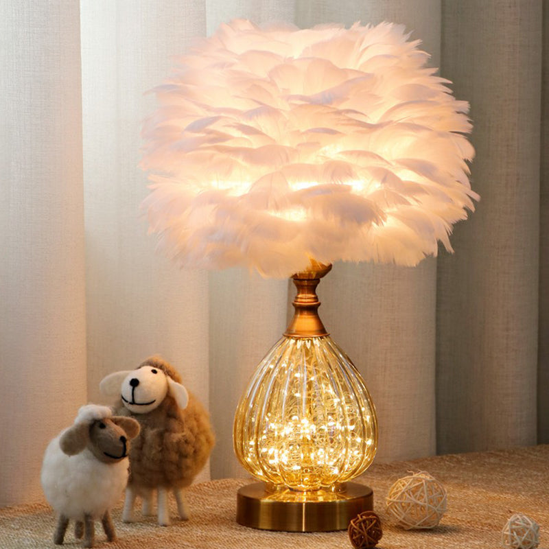 Lampada da tavolo moderna singola bianca con luce notturna a goccia in vetro ambrato con paralume a cupola in piuma