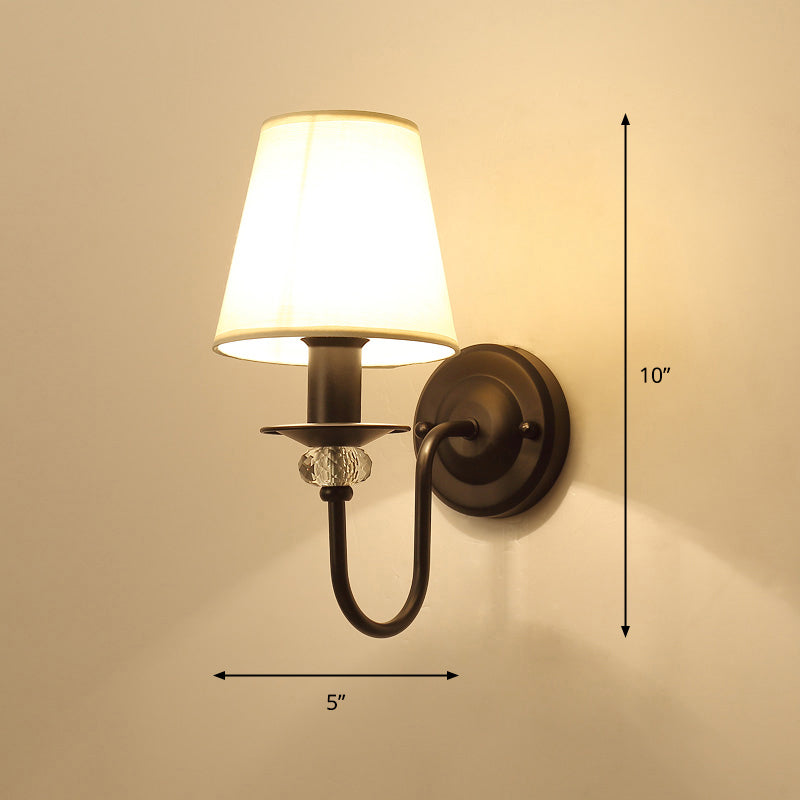 Zwarte taps toelopende tint wandlamp eenvoud