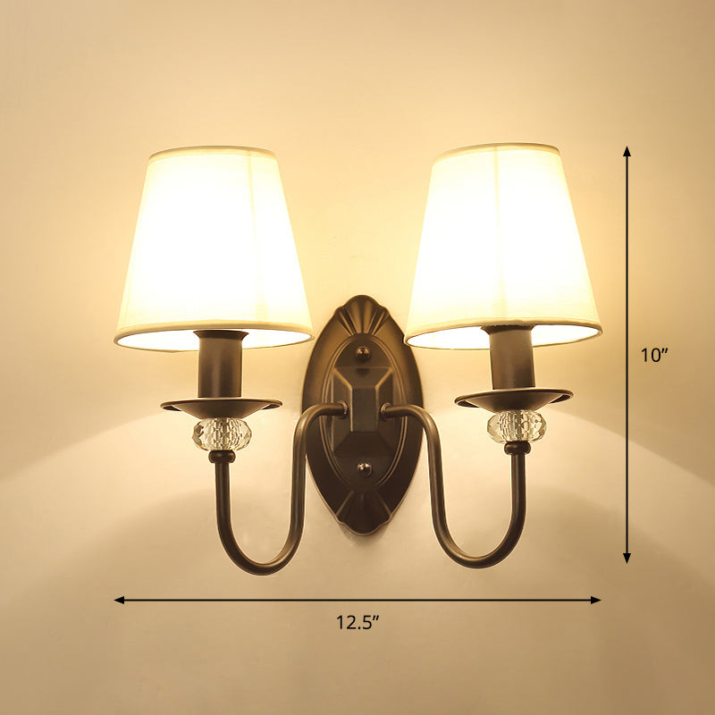 Zwarte taps toelopende tint wandlamp eenvoud