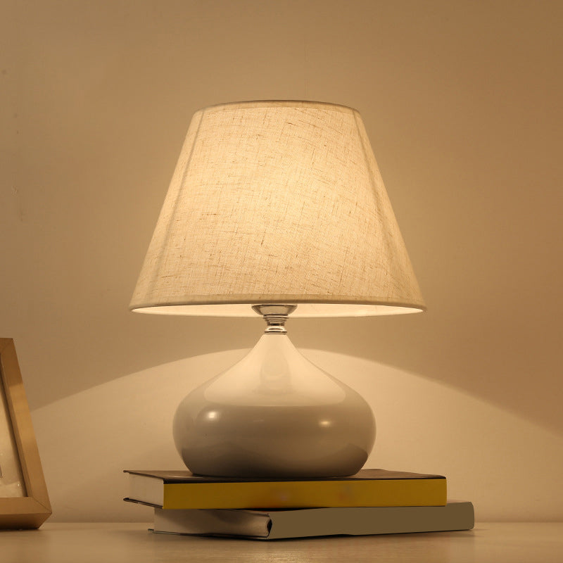 Lampada da tavolo da soggiorno a tamburo affusolato in tessuto, illuminazione da comodino in stile moderno