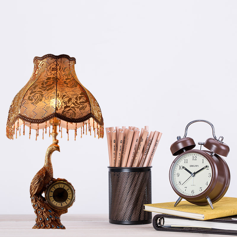 Klassiker mit einer Gekibeled -Tischlicht 1 Light Fabric Task Lighting in Braun/Gold für Schlafzimmer mit Pfauen und Uhr