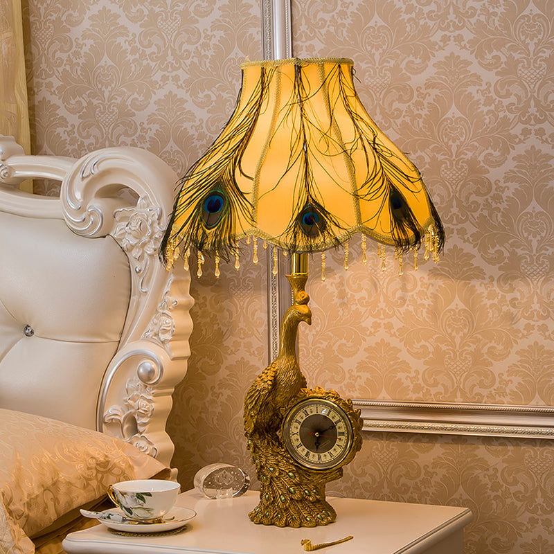 Klassiker mit einer Gekibeled -Tischlicht 1 Light Fabric Task Lighting in Braun/Gold für Schlafzimmer mit Pfauen und Uhr
