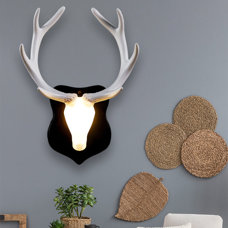 Lámpara de pared de ciervos LED país de resina blanca/azul lámpara de apliques para sala de estar con asta blanca/negra