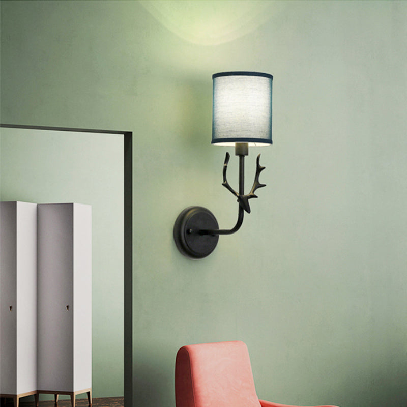 Rustikale Zylinderlampe 1 Lampenharz und Stoffwandmontage in Schwarz/Weiß mit Geweihdekoration