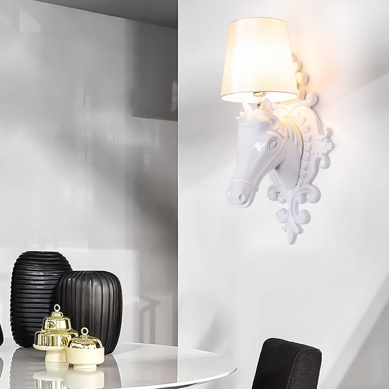 1 lampe appliqué à cheval de l'ampoule classique en résine noire / blanche Lumière murale avec une nuance de tissu cône