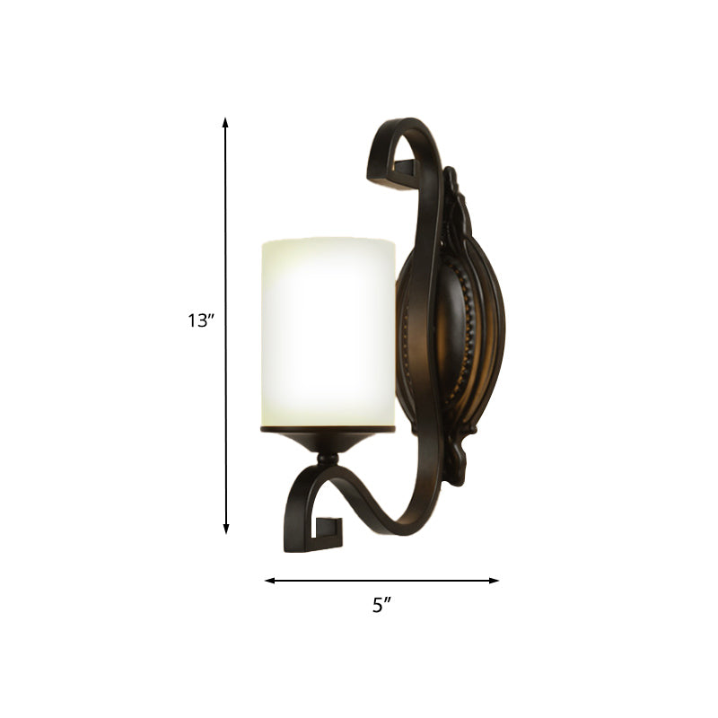 Black Cylindrical Mur Light Sconce Vintage Style Metal 1-Light Étude Lampe murale avec une teinte en verre blanc