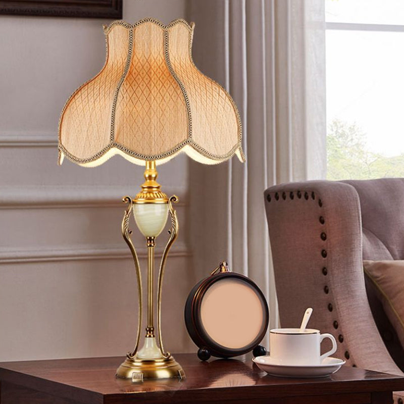 Lampada da tavolo tradizionale a forma di carattere con luce notturna in metallo bronzo a 1 lampadina con paralume smerlato