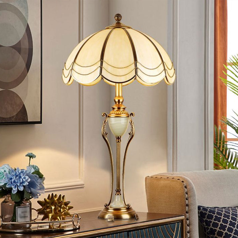 Lampada da tavolo tradizionale a forma di carattere con luce notturna in metallo bronzo a 1 lampadina con paralume smerlato
