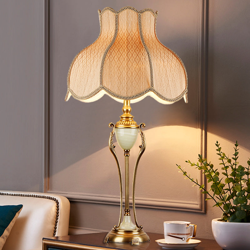 Lampada da tavolo tradizionale a forma di carattere con luce notturna in metallo bronzo a 1 lampadina con paralume smerlato