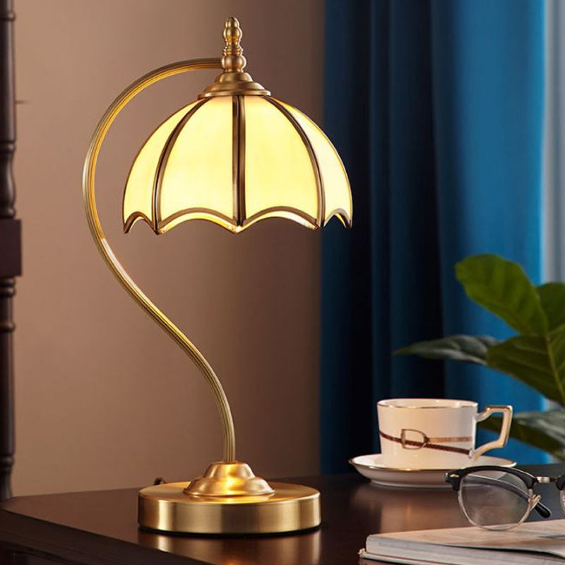 Lampada da tavolo a forma di ombrello Simplicity 1 testa illuminazione notturna in vetro smerigliato con braccio a collo di cigno in ottone
