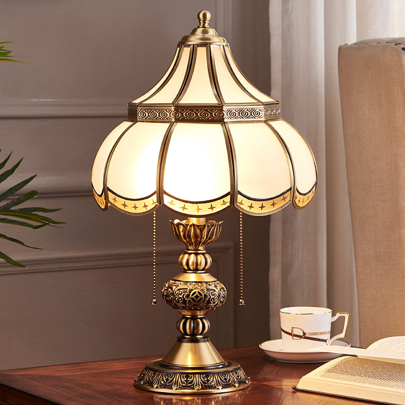 Lampada da banco notturna in ottone smerlato tradizionale vetro bianco a 2 bulbina leggera con interruttore a catena a trazione