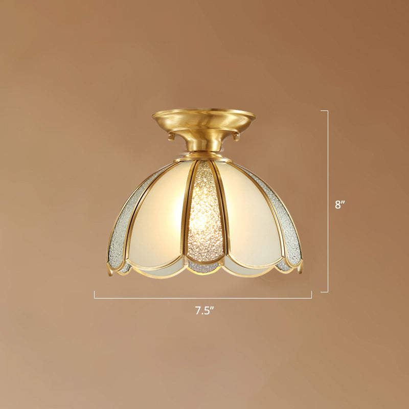 Hemisperische foyer plafondarmatuur traditioneel louche glas 1-licht semi-spoellicht met geschulpte rand