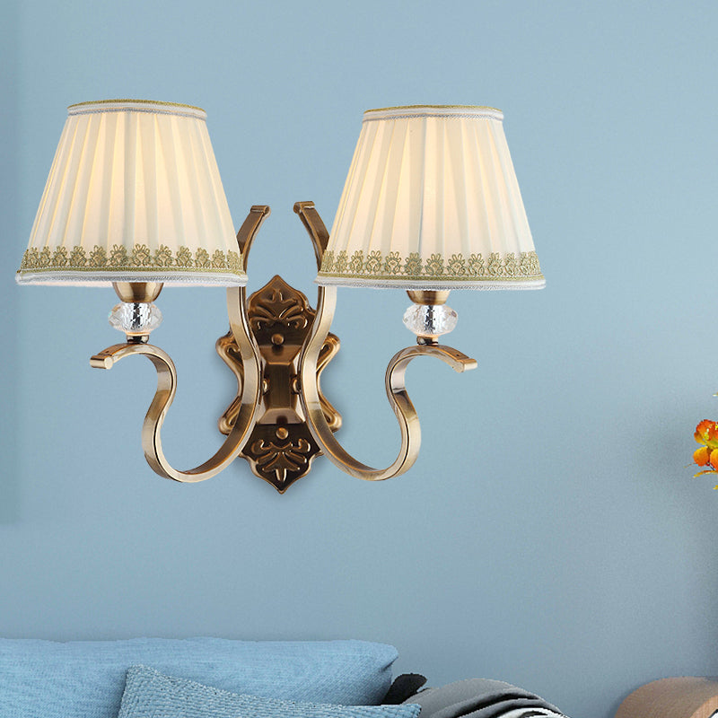 Gouden geplooide schaduw Wand SCONCE Traditionele stof 1/2-Bulb Wondkamer Wandgemonteerd licht met kristallen accent