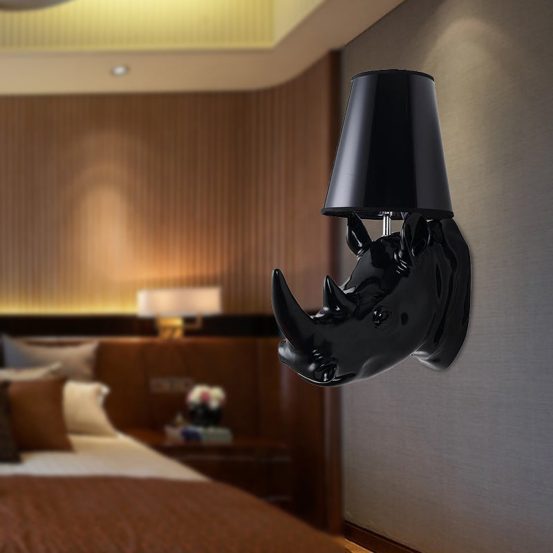 Rhinoceros Resin Sconce Light Country Single Corridor Corridor Mur Murd Murd in Black / White with Cone Fabric Shade