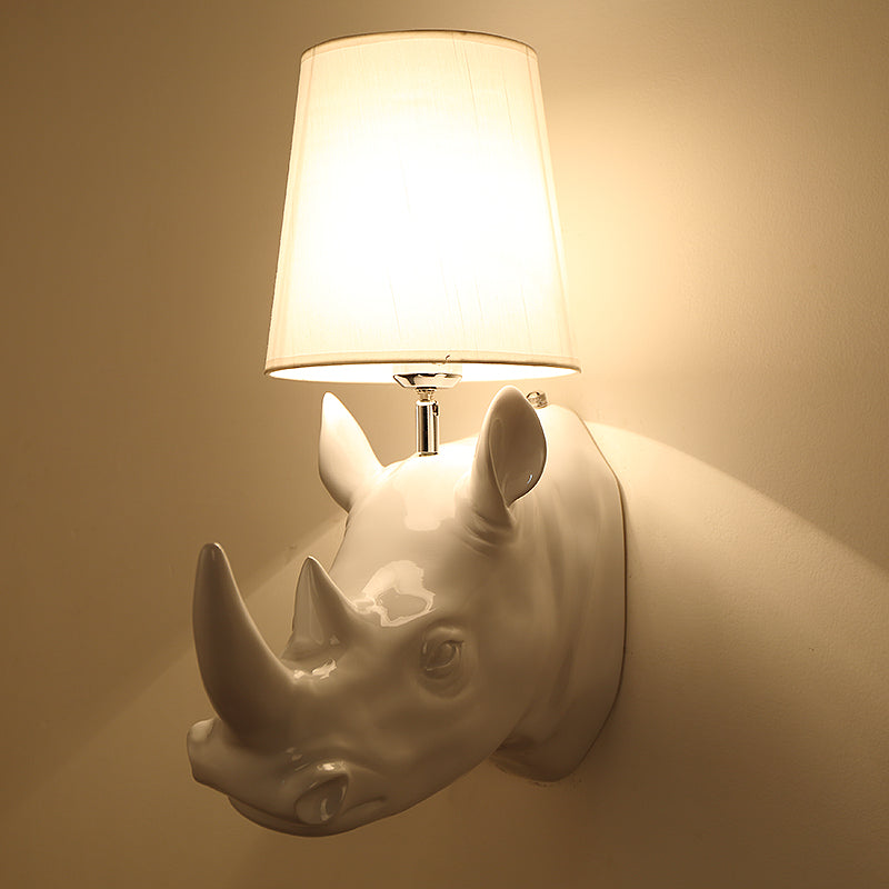 Rhinoceros Resin Sconce Light Country Single Corridor Corridor Mur Murd Murd in Black / White with Cone Fabric Shade